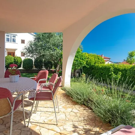 Lavanda With Beautiful Garden Apartment